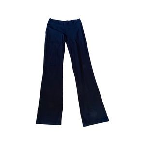 Black Lululemon yoga pants.